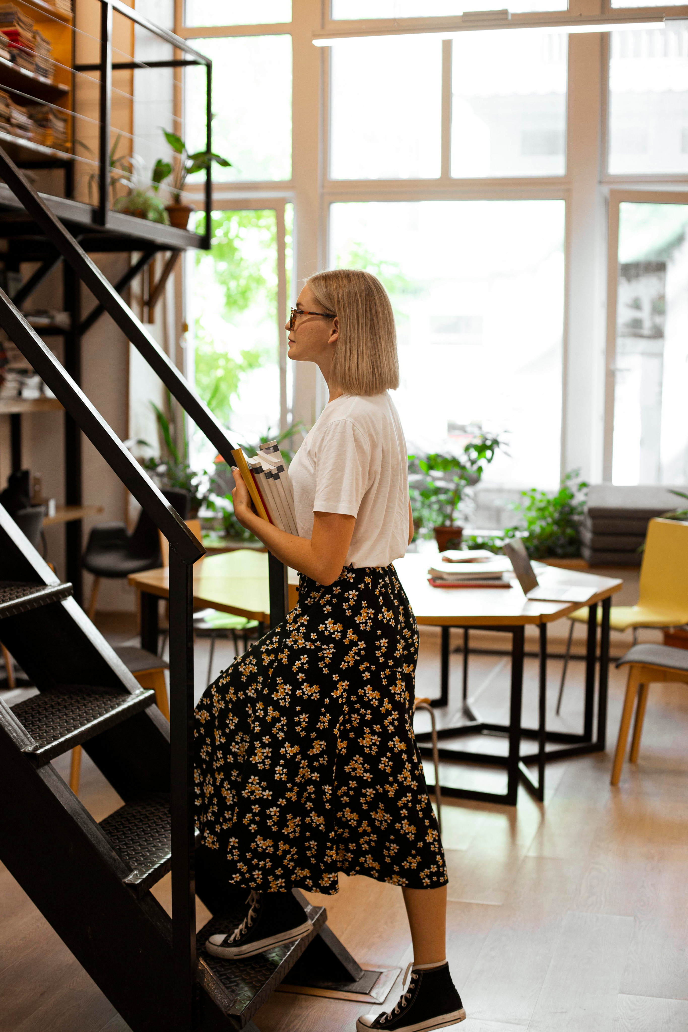 Mujer joven leyendo en una biblioteca